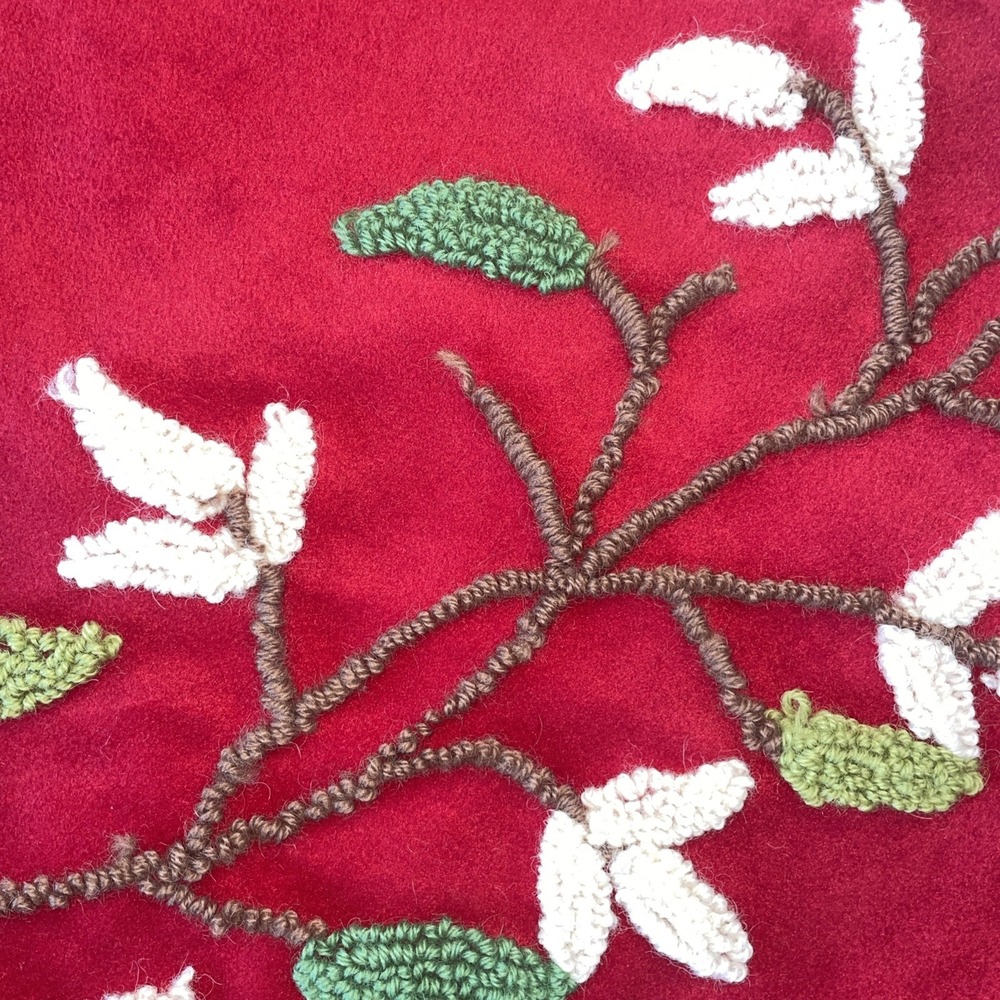 50 BEAUTIFUL Jingles & Joy Tree skirt, looped yarn embroiderybranches and leaves
